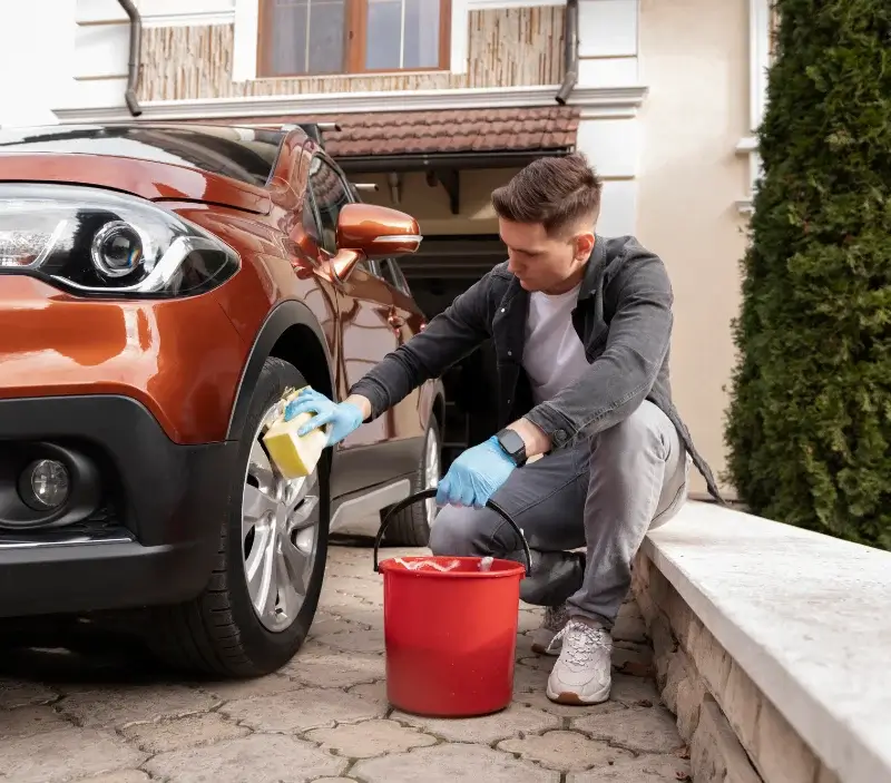 Lavage auto à domicile Les Chères : professionnel intervenant sur un véhicule